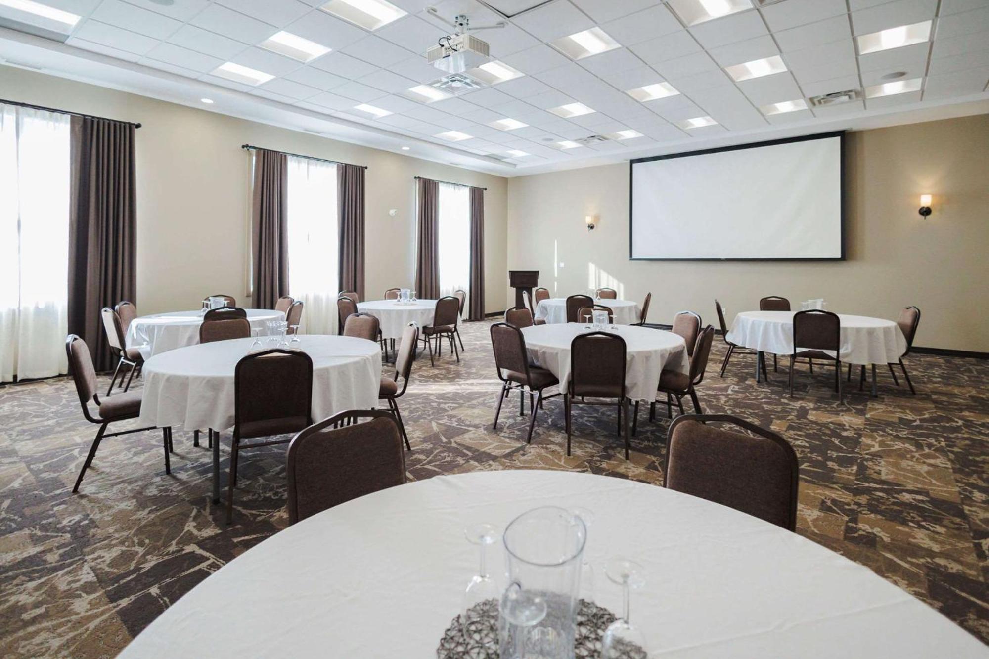 Best Western Plus Lacombe Inn And Suites מראה חיצוני תמונה
